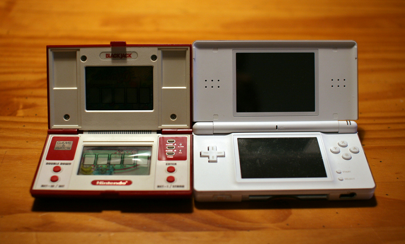 Una Game & Watch de dos pantallas, junto a la actual DS. Foto: Nicolas Nova